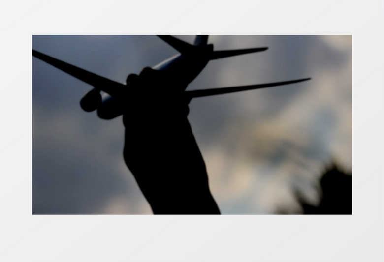 户外小孩游戏飞机模型剪影模糊实拍视频素材