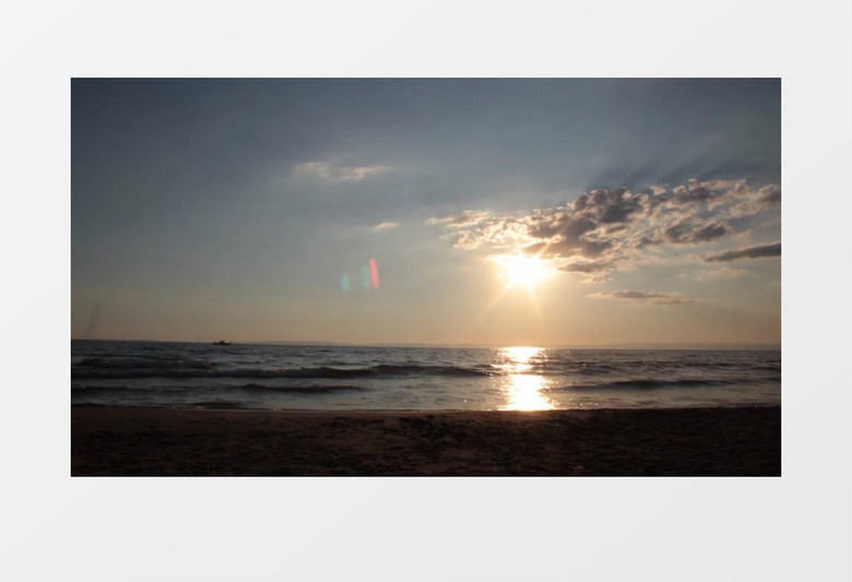 阳光照耀下波波粼粼的海平面实拍视频素材