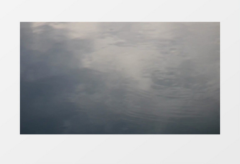 特写拍摄雨滴落入水面水库池塘中实拍视频素材