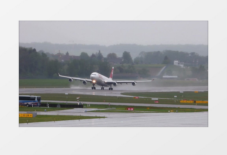 从机场跑道起飞的喷气式飞机实拍视频素材