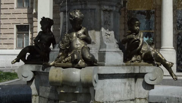 雨中的斯洛伐克城市喷泉雕塑实拍视频素材