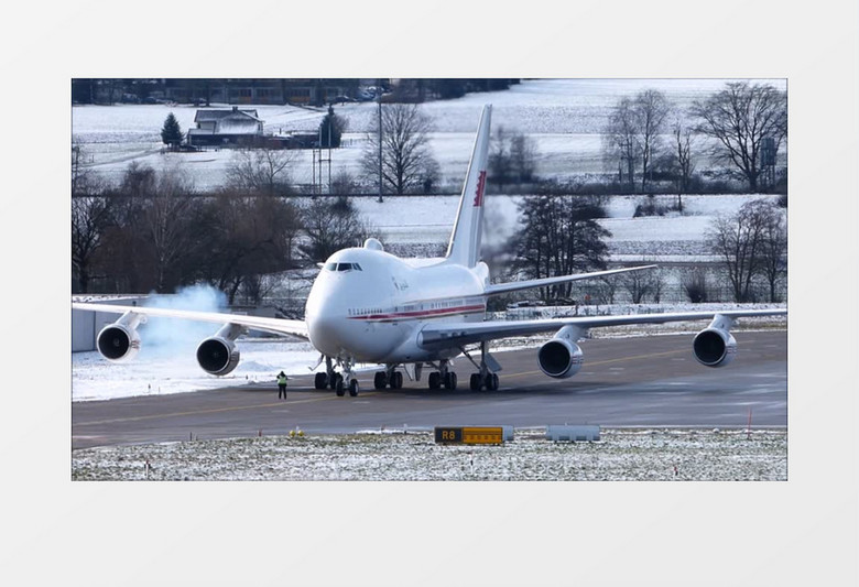 冬天机场跑道喷气式飞机波音747实拍视频素材