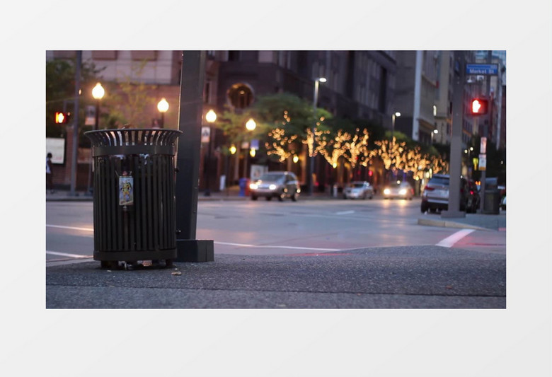 模糊散景拍摄美国城市街道十字路口行驶的车辆行人实拍视频素材
