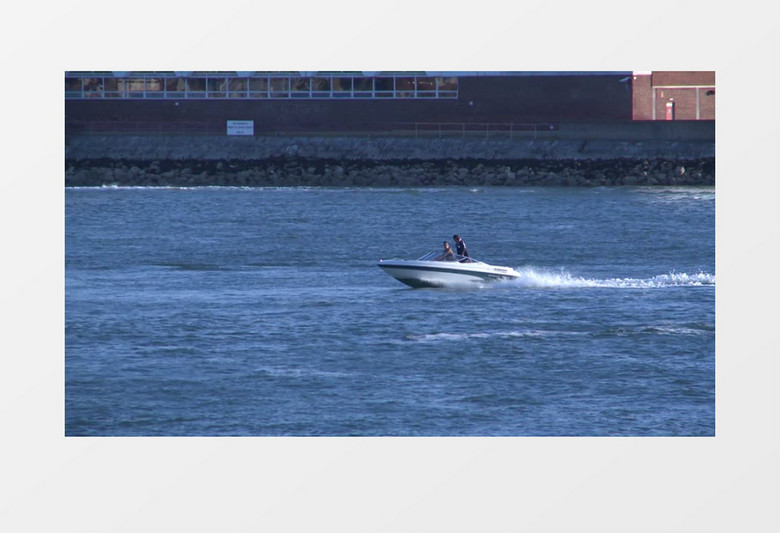 快速穿过海面的快艇实拍视频素材