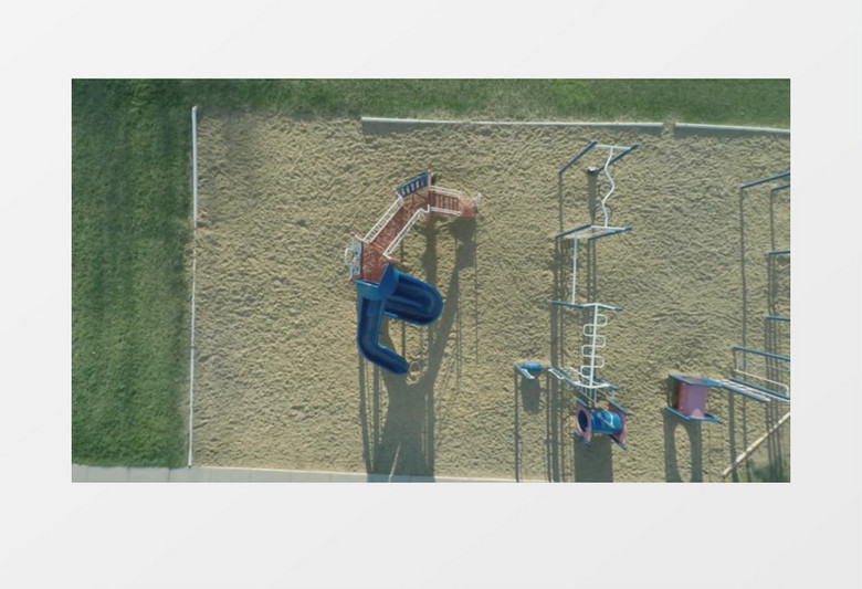 高空向下看小孩玩滑梯实拍视频素材