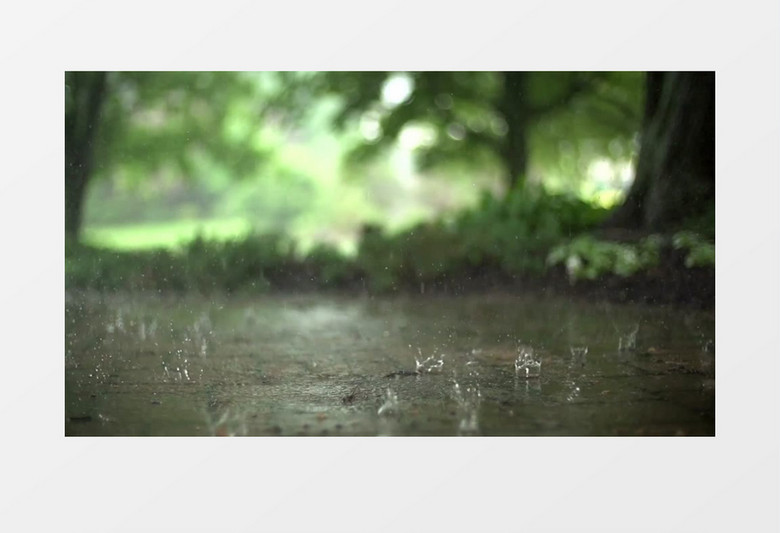 坠落雨滴溅起的水花实拍视频素材