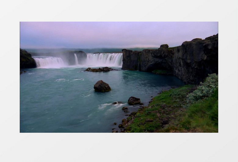 石壁旁的湖泊和瀑布实拍视频素材