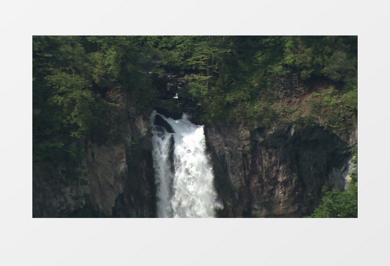 悬崖峭壁中急湍瀑布高清实拍视频素材