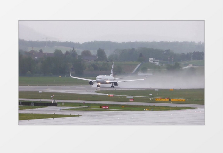 机场喷气式飞机从跑道起飞实拍视频素材