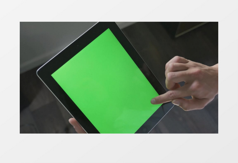 演示手指滑动平板电脑浏览互联网实拍视频素材