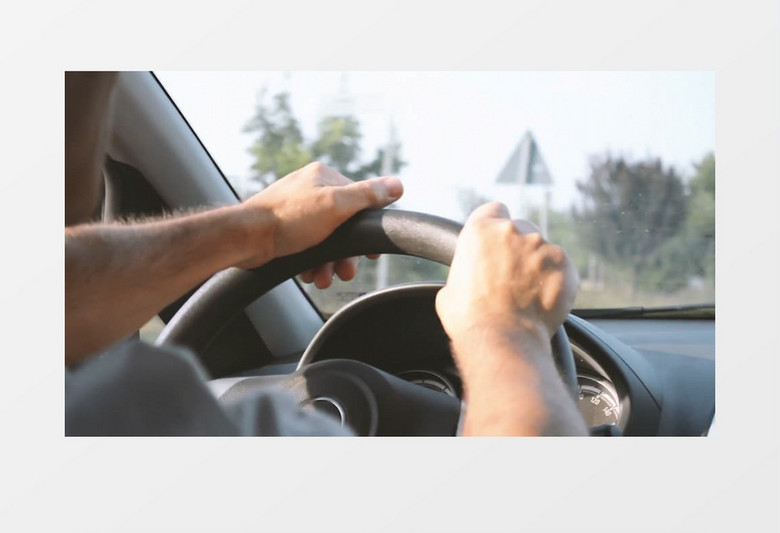 特写拍摄男子手把方向盘开车行驶在公路上实拍视频素材