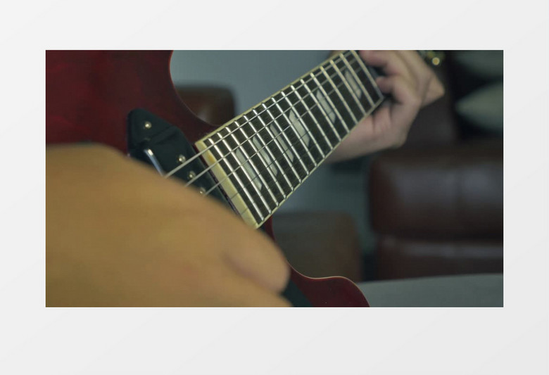 特写拍摄音乐家手弹电吉他实拍视频素材