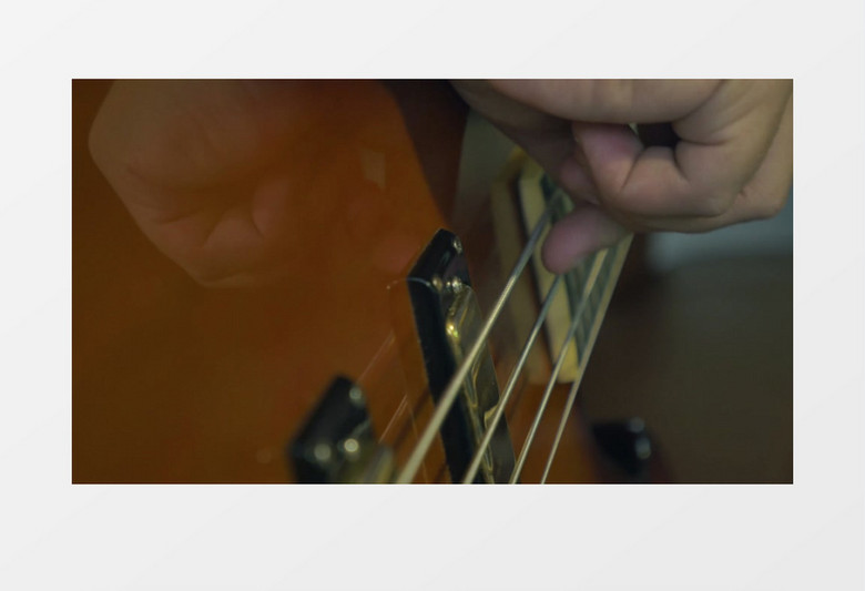 特写拍摄音乐家手指弹电吉他实拍视频素材