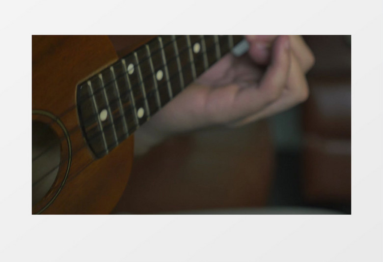 特写拍摄音乐家手指弹吉他实拍视频素材