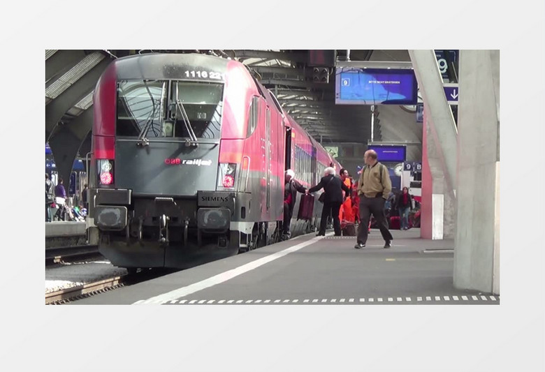 苏黎世基础设施火车站台火车进站实拍视频素材