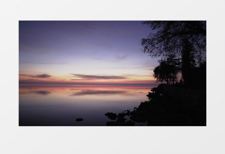 剪影拍摄傍晚黄昏日落宁静的海洋沙滩天空实拍视频素材