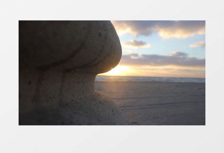 透过岩石混凝土看海边沙滩阳光实拍视频素材