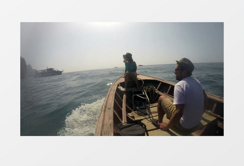  有旅客的木船在一望无际的海面上行驶背景视频