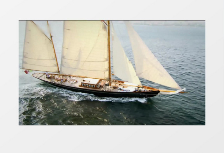 帆船在波涛滚滚的海面上航行背景视频
