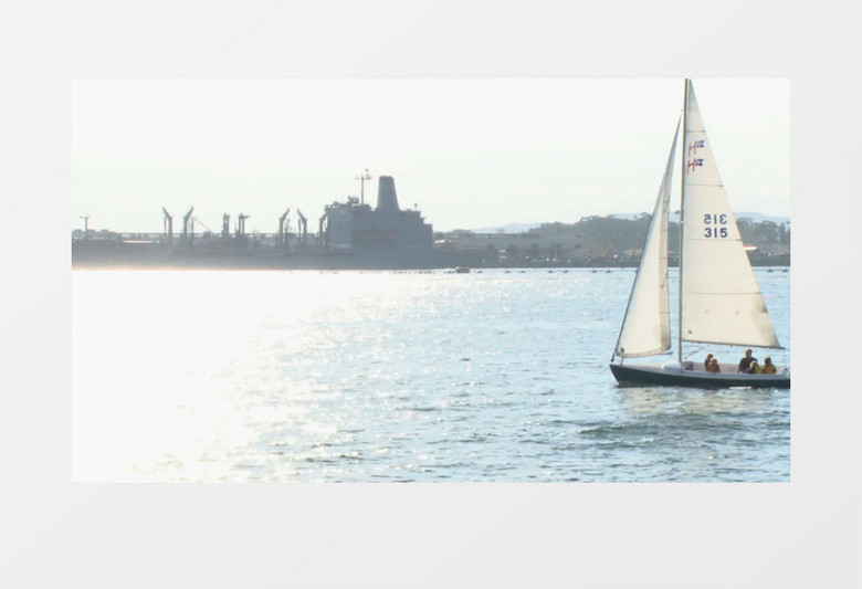  帆船在碧波荡漾波光粼粼 的海面上航行背景视频
