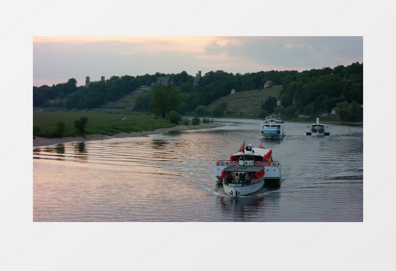 观光船在波光粼粼的河中行驶背景视频