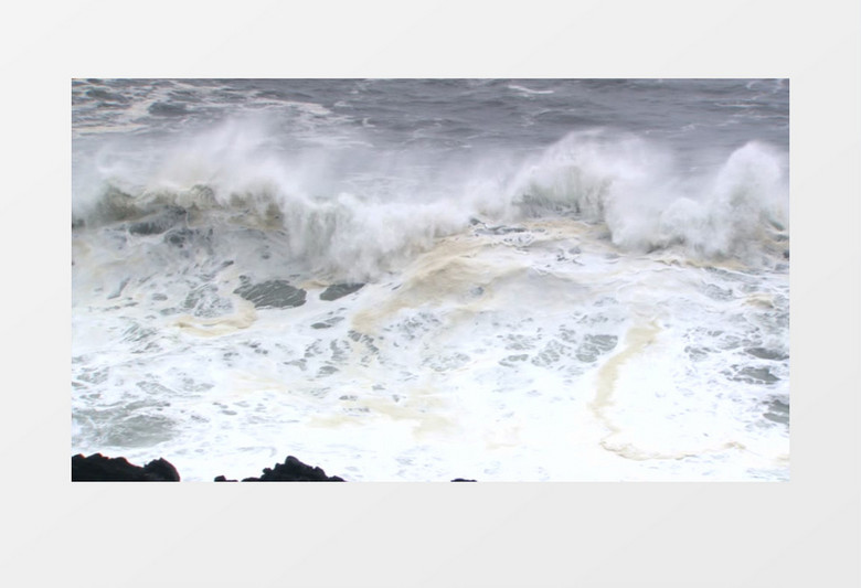 海浪拍打石头实拍视频