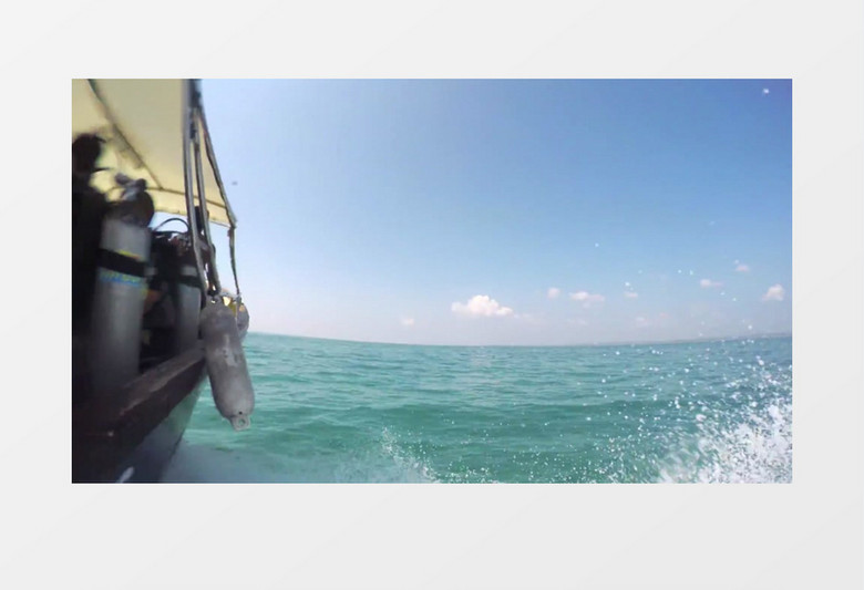 阳光明媚夏日假期游人乘坐轮船海上出游背景视频