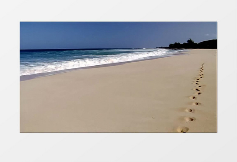 金色的柔软的沙滩碧波荡漾的海面帆船行驶背景视频