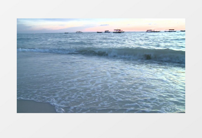 海浪冲向沙滩实拍视频