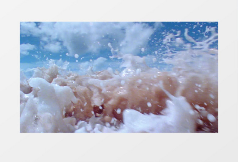 特写海浪击打沙滩实拍视频