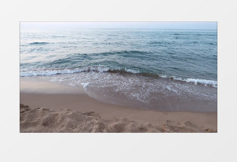 海滩边上海浪涌上实拍视频