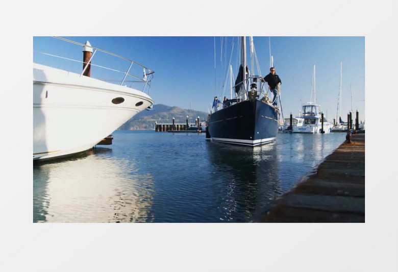 蓝色帆船驶向岸边背景视频