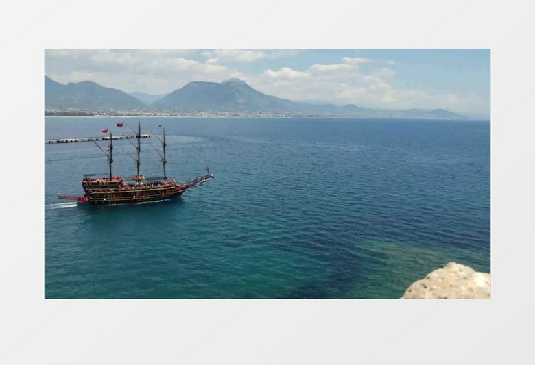轮船在一碧无垠的大海航行背景视频