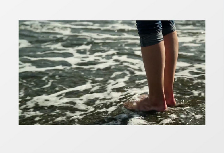 意大利海滩水的波浪拂过人的小腿实拍视频素材
